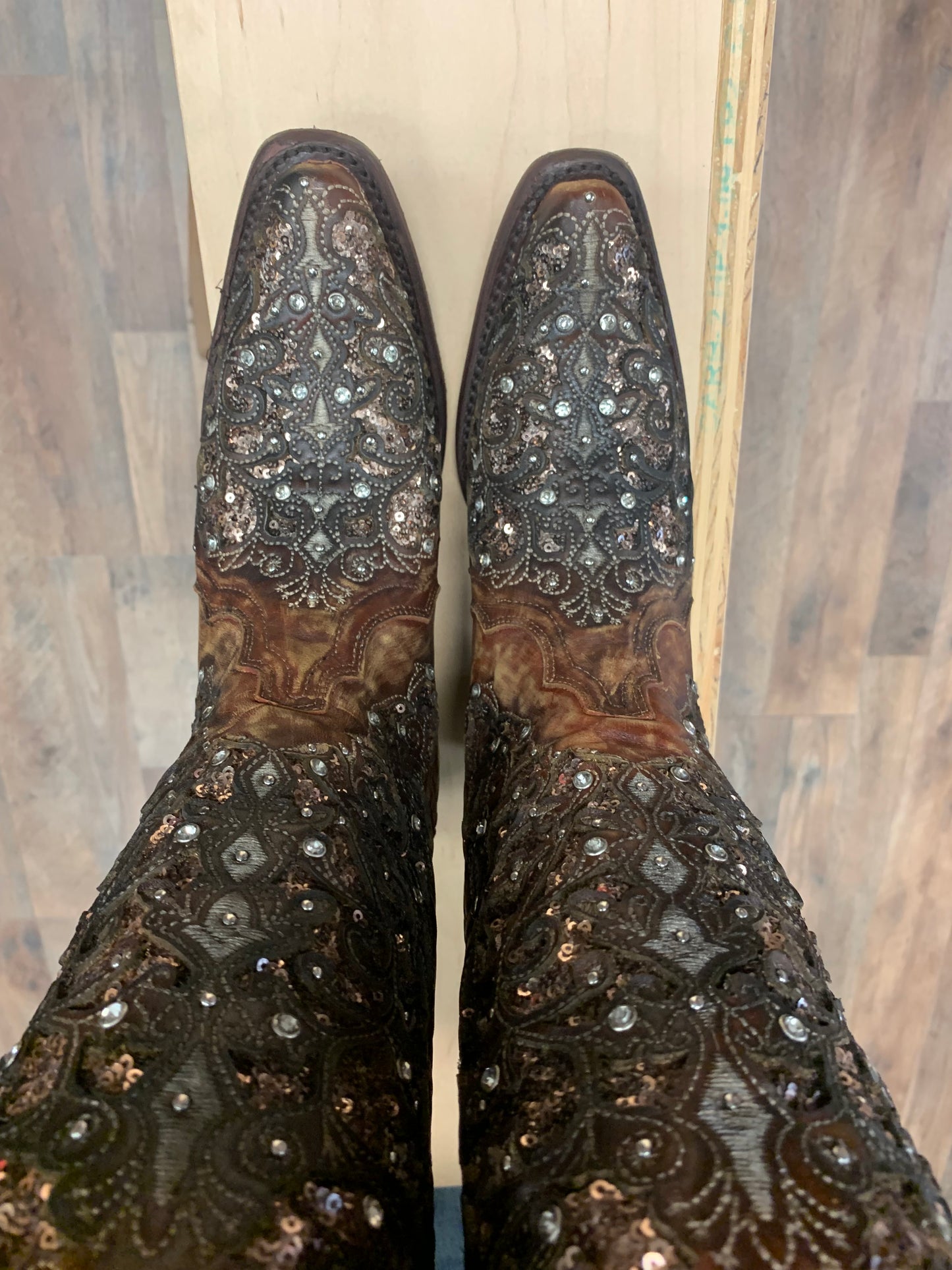 CORRAL LD COGNAC INLAY FLOWERED EMBROIDERY STUDS CRYSTALS A3671A