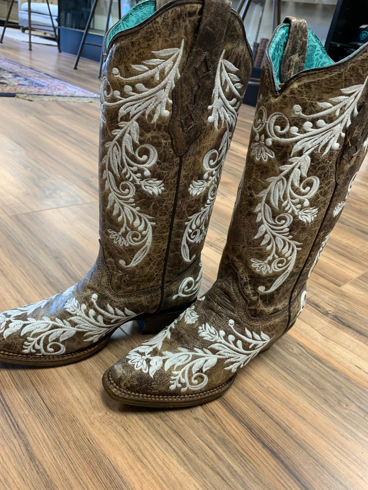 CORRAL WOMEN'S GLOW WHITE EMBROIDERED WESTERN BOOTS - SNIP TOE A3753