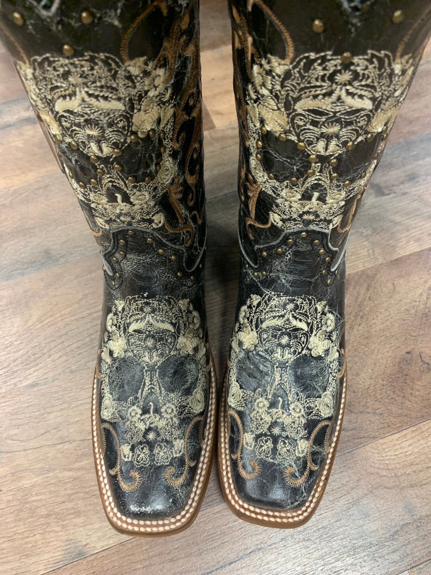 CORRAL WOMEN'S FLORAL SKULL EMBROIDERY & STUDS WESTERN BOOTS - SQUARE TOE