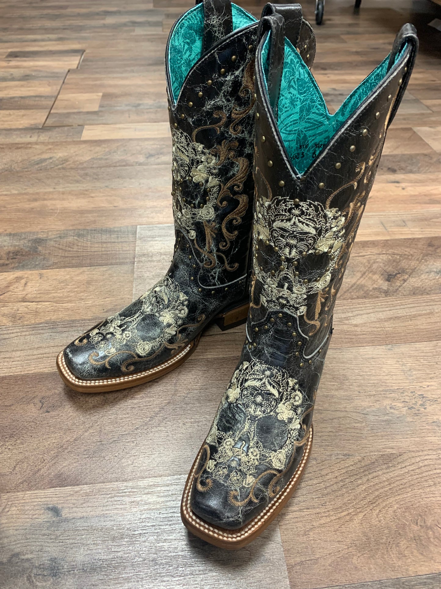CORRAL WOMEN'S FLORAL SKULL EMBROIDERY & STUDS WESTERN BOOTS - SQUARE TOE