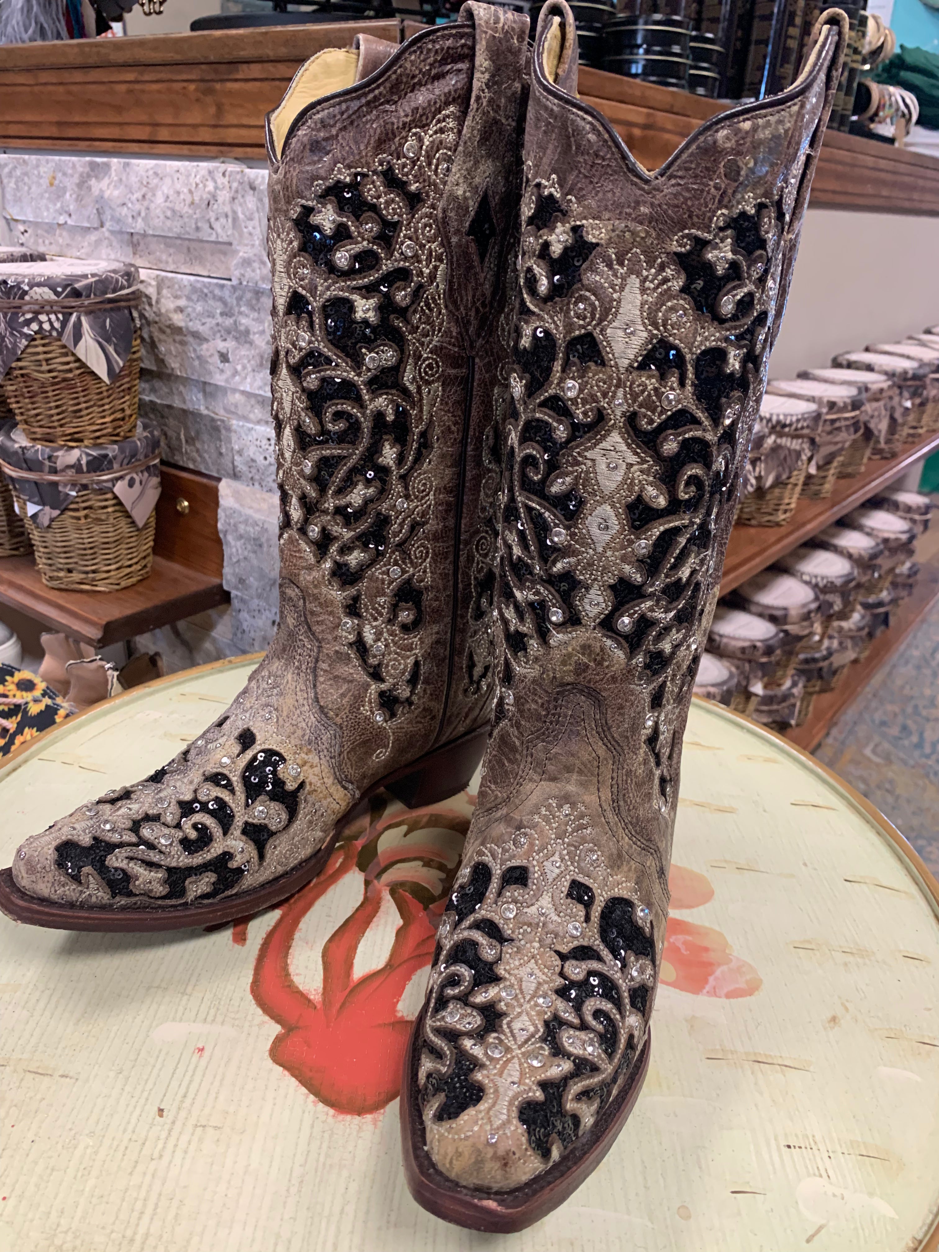 CORRAL WOMEN'S FLORAL EMBROIDERED WESTERN BOOTS - SNIP TOE