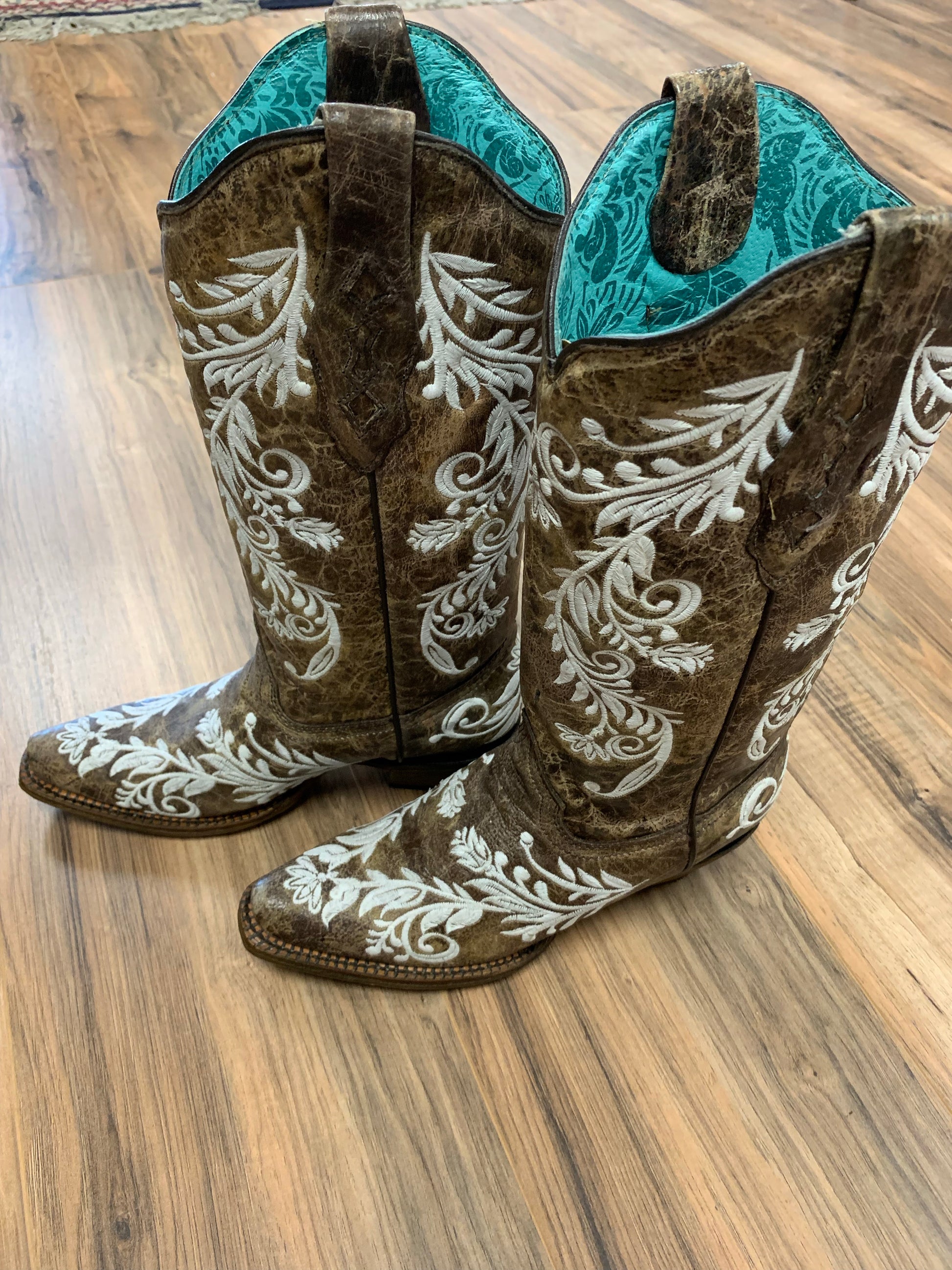 CORRAL WOMEN'S GLOW WHITE EMBROIDERED WESTERN BOOTS - SNIP TOE A3753