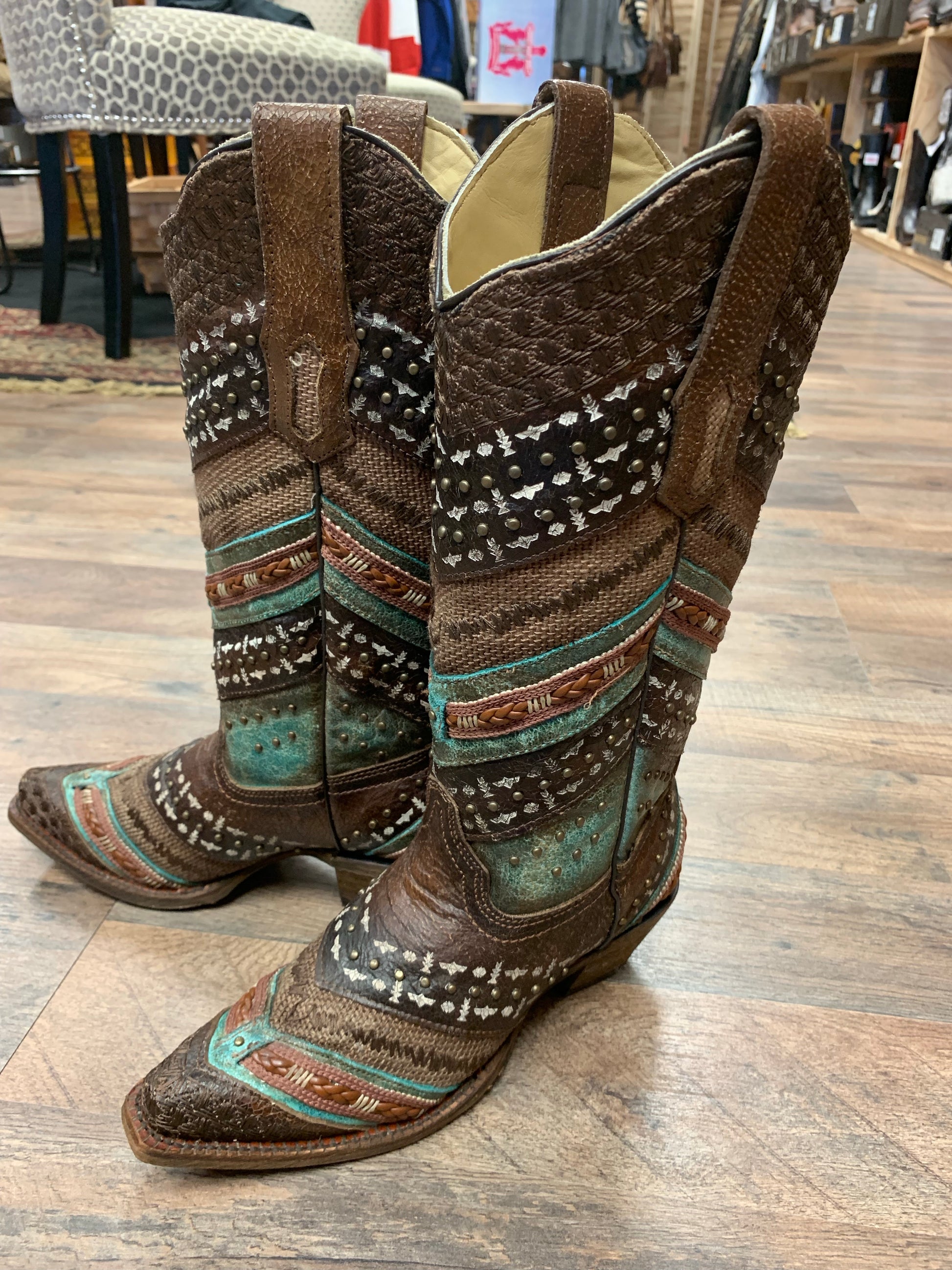 CORRAL WOMEN'S EMBROIDERY AND STUDS SNIP TOE WESTERN BOOTS A3381